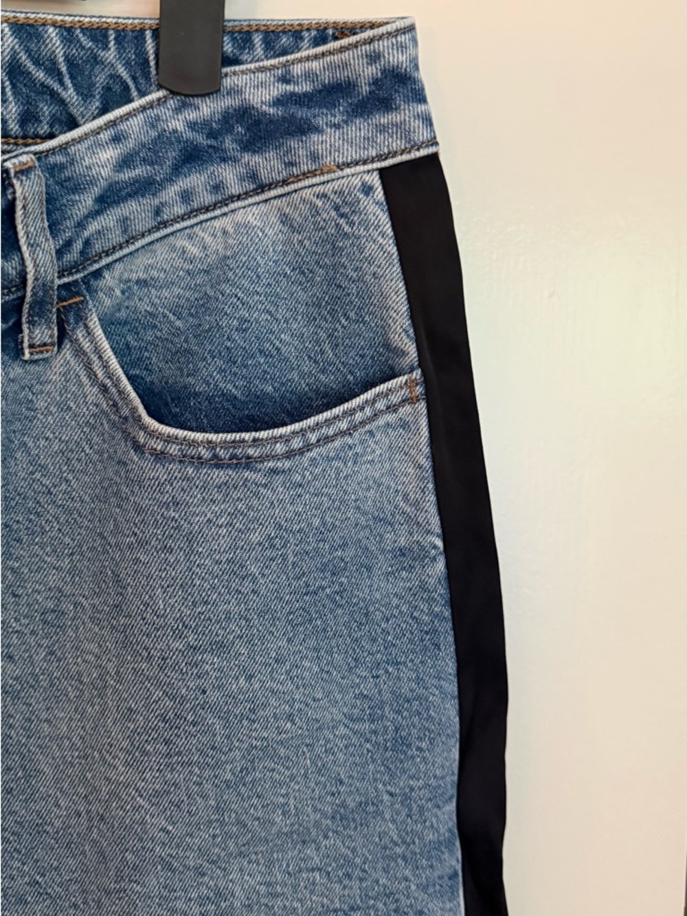 EXPRESS Relaxed Straight Ankle Jeans with Black Side Stripe, Size 10 - Picture 3 of 7